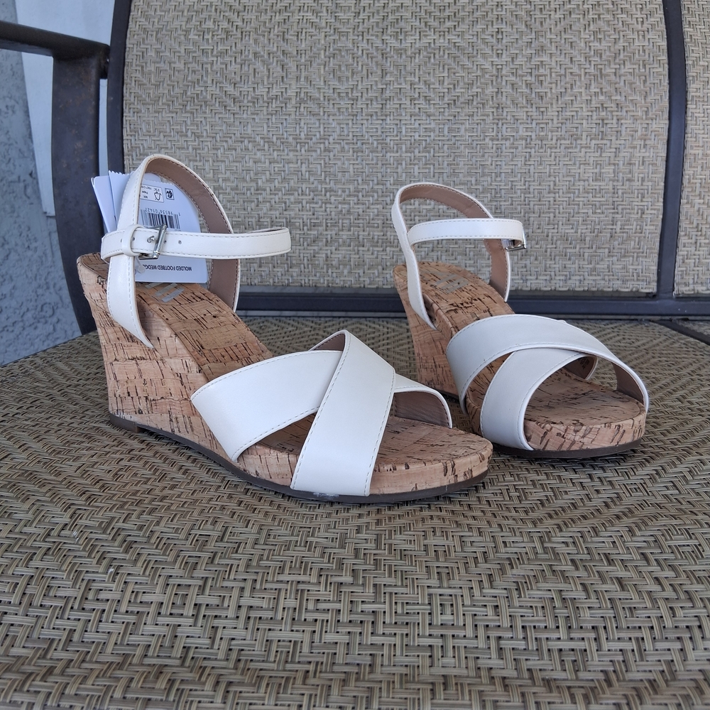 AEROSOLES White Wedge Sandals